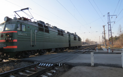 «Зачем они туда забрались»: девочка-подросток погибла от удара током на крыше поезда