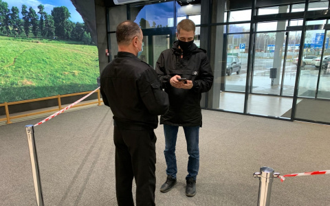 «Проще уж в квартире закрыться»: правительство РФ планирует ввести QR-коды везде