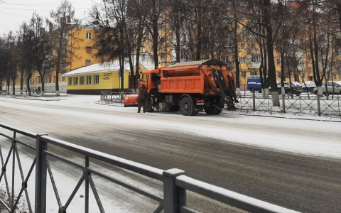 Дороги Йошкар-Олы начали обрабатывать специальными материалами