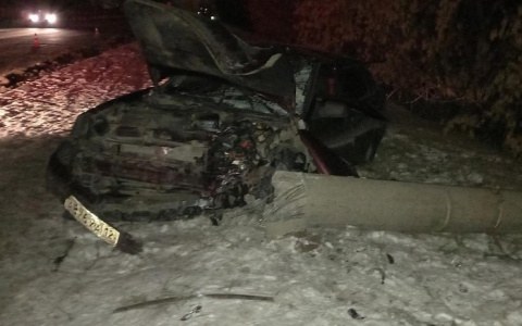 «Не справился со льдом»: йошкаролинец "сцепился" с бордюром и линией электропередач