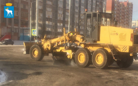 В Йошкар-Оле начали убирать "кашу" на дорогах города