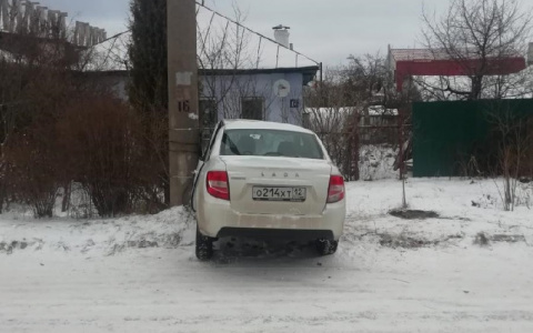 17-летний подросток в Йошкар-Оле "намотал" легковушку на столб