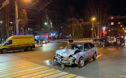 В Йошкар-Оле на Красноармейской разбились две легковушки