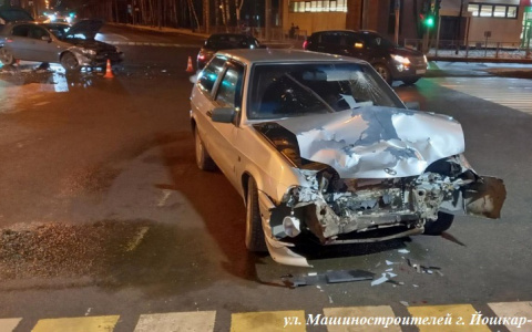 Появились подробности ДТП на Красноармейской в Йошкар-Оле, где разбились две легковушки