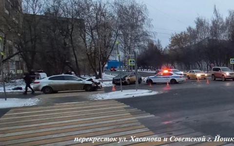 «Куда ты едешь!»: на одном из перекрестков Йошкар-Олы произошло массовое ДТП с иномарками