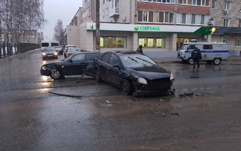 «Виновник уехал с места»: в Волжске произошло массовое ДТП с легковушками