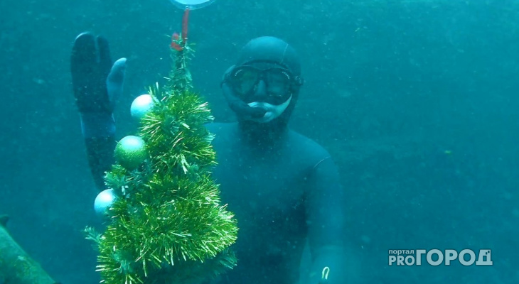 Подводный охотник из Марий Эл установил елочку под водой на глубине 10 метров