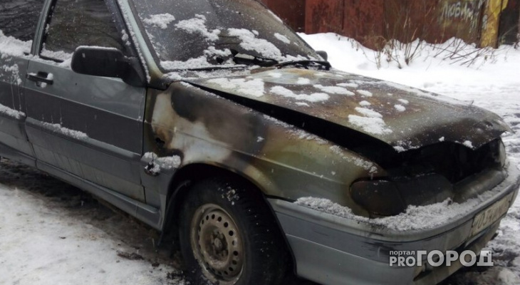 Пожарные рассказали, почему загорелась машина во дворе Йошкар-Олы