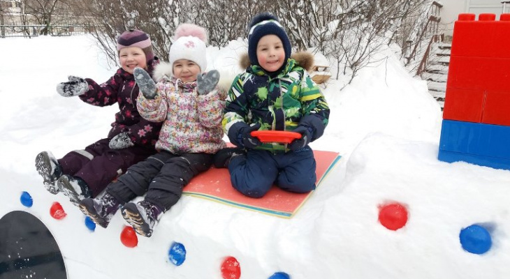 В Йошкар-Оле малыши слепили из снега дорожные знаки