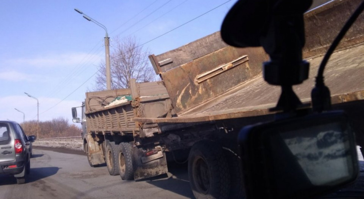 В Йошкар-Оле из грузовика прямо на ходу посыпалась щебень