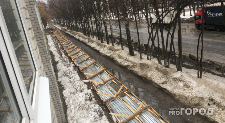 В Йошкар-Оле длинный забор рухнул прямо на тротуар