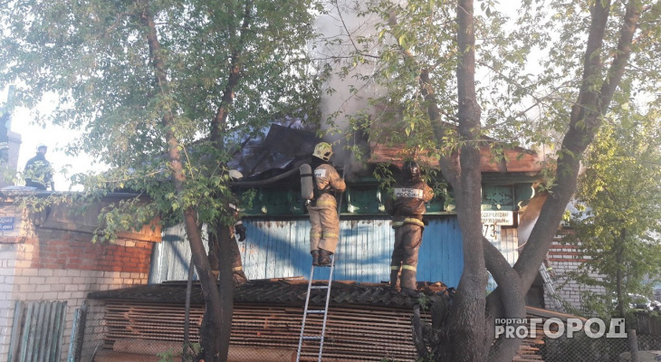 В Йошкар-Оле крышу горящего дома вскрывали бензопилой. Видео