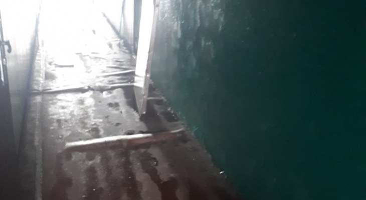 В Йошкар-Оле из запертой квартиры повалил дым: пожарным пришлось вскрывать дверь