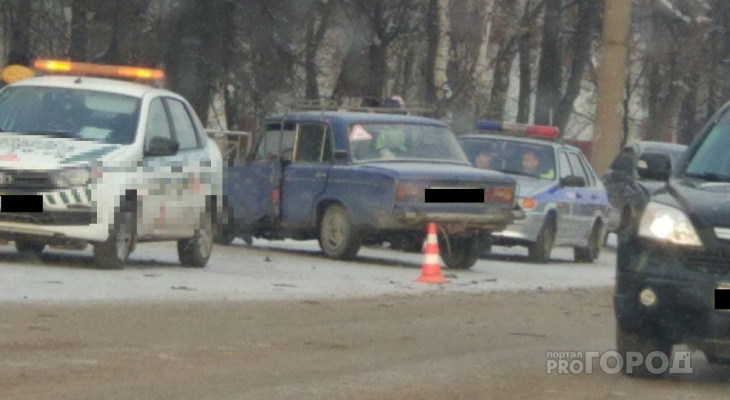 Авария на перекрестке: в Йошкар-Оле Kalina разнесла 