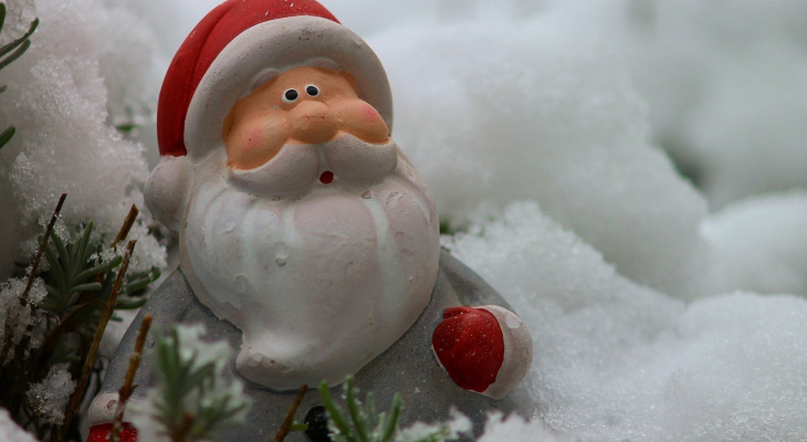 Дед Мороз и Снегурочка из Марий Эл подарили новогоднее настроение проезжающим авто