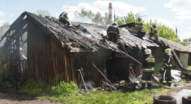 Появились подробности пожара в Йошкар-Оле, где хозяйственные постройки полыхали более двадцати минут