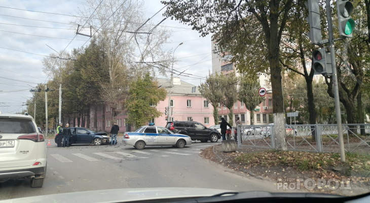 Полицейские рассказали подробности ДТП в Йошкар-Оле, где столкнулись легковушка и внедорожник