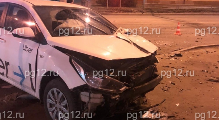 Восстание машин: в Йошкар-Оле столкнулись два такси и «зацепили» дорожный знак