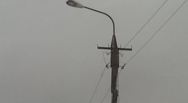 Фото дня: опасный столб в одном из поселков Марий Эл угрожает жизни местных