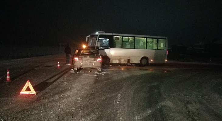 В пригороде Йошкар-Олы автобус столкнулся с отечественной легковушкой