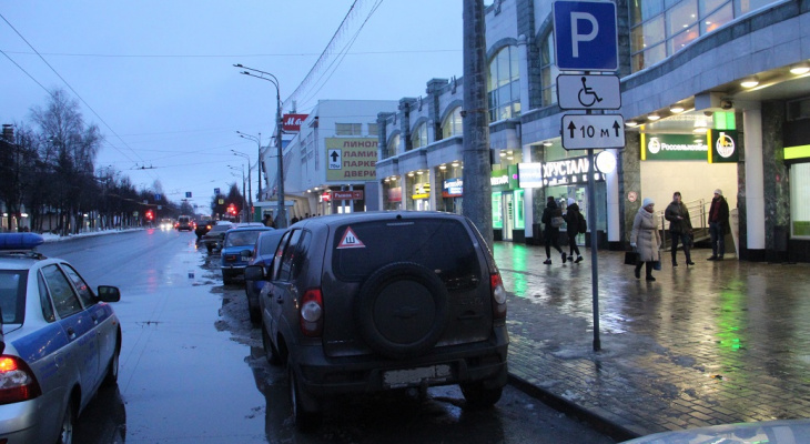 «Паркуюсь, где хочу»: в Йошкар-Оле водителей поймали на местах для инвалидов