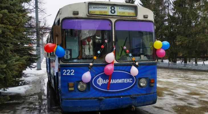 Шарики, цветы и обручальные кольца: в Йошкар-Оле появился необычный «троллейбус счастья»