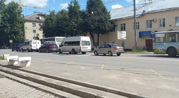 Около остановки в Йошкар-Оле в салоне упала пассажирка маршрутки