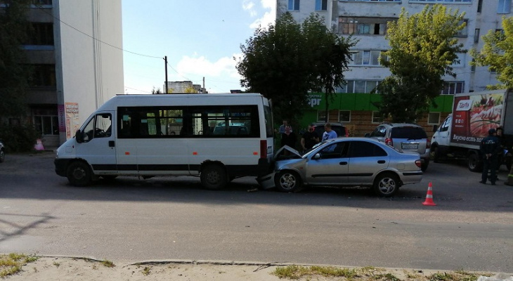 Пьяный водитель на угнанном авто "протаранил" маршрутку в Йошкар-Оле