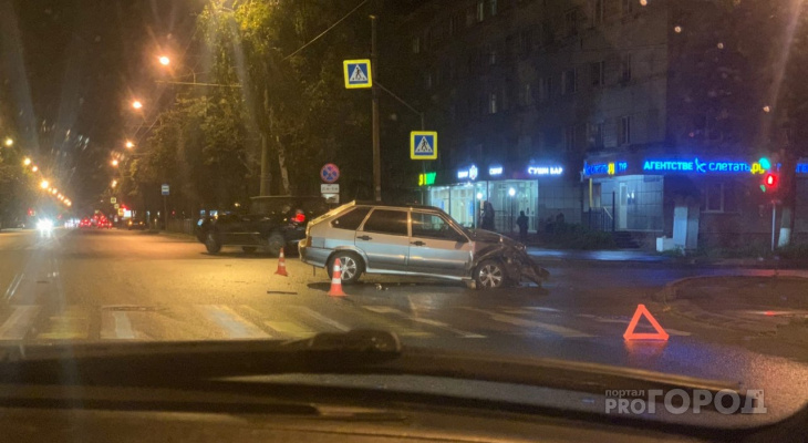 Серьезное ДТП в Йошкар-Оле: пострадавшего водителя отнесли в "скорую" на носилках