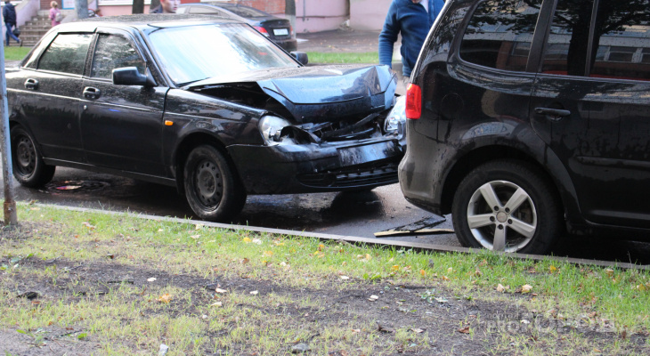 Массовое ДТП в Йошкар-Оле: паровозиком столкнулись "Приора" Volkswagen и Prado
