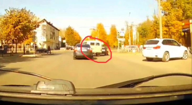 В Йошкар-Оле водитель «Буханки» подрезал легковушки и пролетел на красный