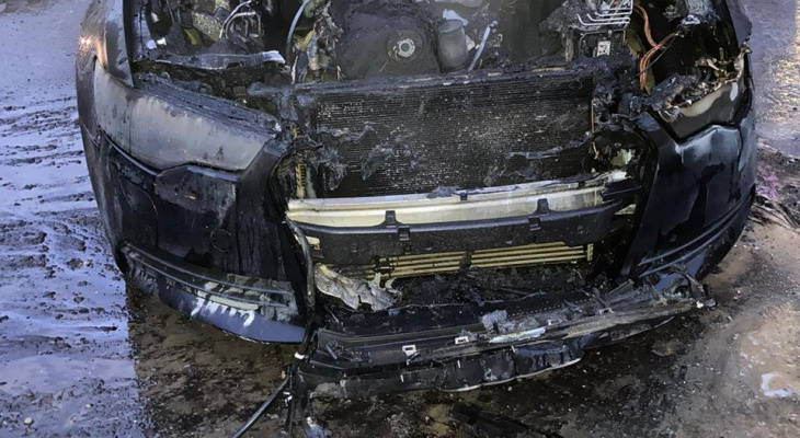 Не справился своими силами: в одном из дворов Йошкар-Олы сгорело авто