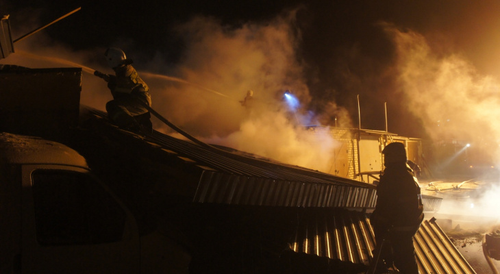 Пожар в Марий Эл уничтожил несколько гаражей и машину
