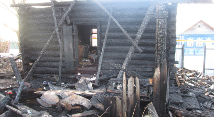 Смертельное пламя: в Марий Эл пожарные нашли в горящем доме тело женщины