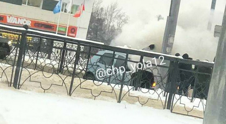 В центре Йошкар-Олы загорелся автомобиль