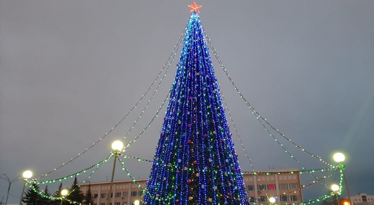 Главную новогоднюю елку Йошкар-Олы украсили гирляндами