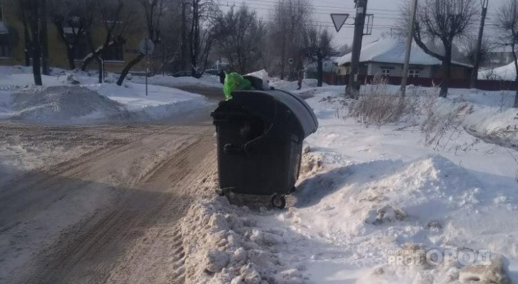 В Йошкар-Оле на проезжей части поставили мусорный бак, который не дает автомобилистам разъехаться
