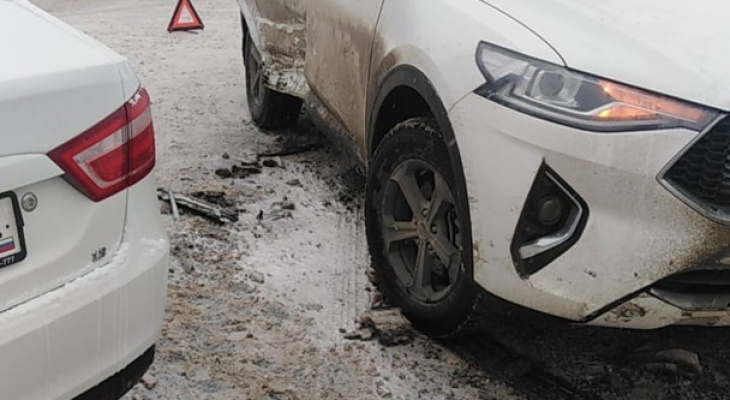 В лобовом столкновении легковушек в центре Йошкар-Олы пострадал пассажир иномарки