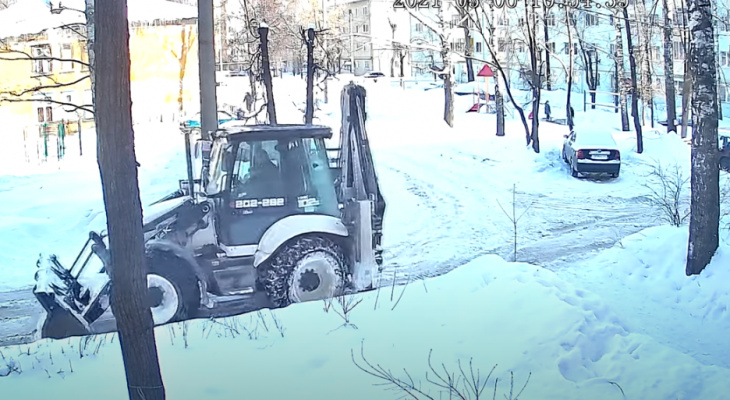 Йошкаролинец заметил, что трактор, очищающий улицу от снега, просто проезжает по двору для фотоотчета