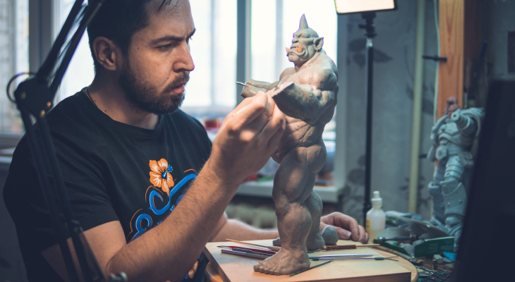 «Никто не относился к моему хобби всерьез»: слесарь из Марий Эл создает фантастические фигурки из глины