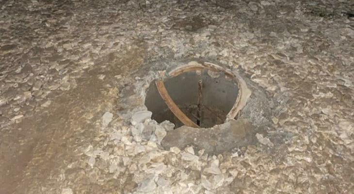 Жители пригорода Йошкар-Олы боятся провалиться в канализацию из-за открытого люка