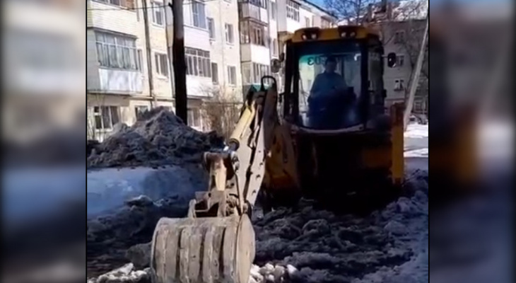 В Йошкар-Оле начальник домоуправления собственноручно расчистил дворы на тракторе