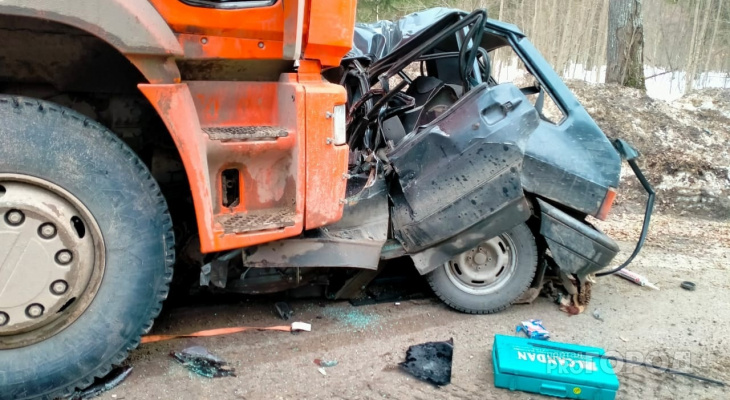 Легковушка залетела под КАМАЗ: появились подробности смертельного ДТП на трассе Марий Эл