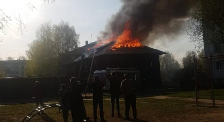 "Там люди есть?": около тридцати пожарных тушили барак в Йошкар-Оле
