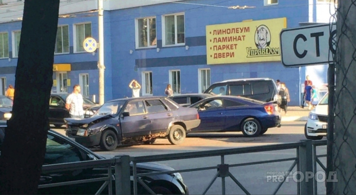 В центре Йошкар-Олы спортивное купе не уступило дорогу и влетело в ладу