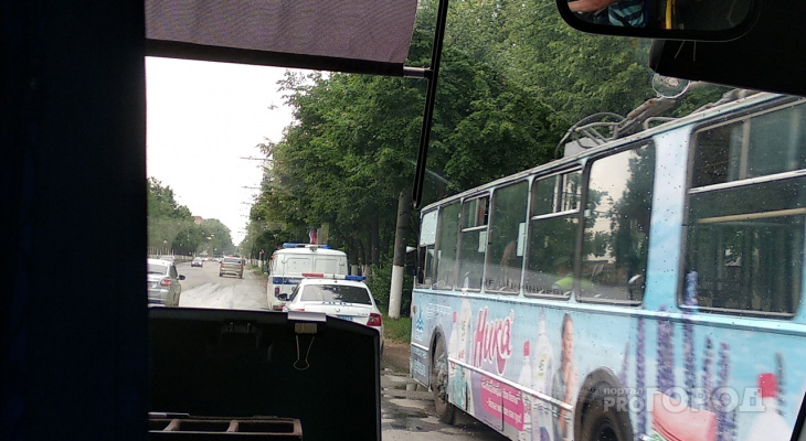 На месте работают полицейские: в Йошкар-Оле пассажир получил травму в троллейбусе