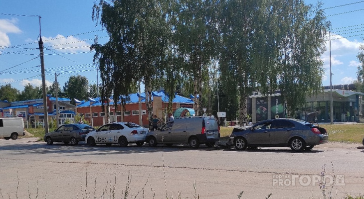 «Там постоянно бьются машины!»: на Суворова в Йошкар-Оле столкнулись сразу четыре автомобиля