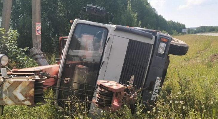 Водитель автокрана, который опрокинулся в кювет в пригороде Йошкар-Олы, скончался на руках врачей