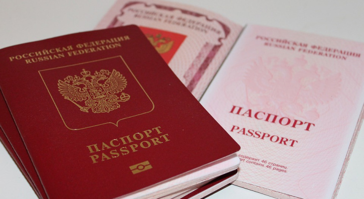 Российские судебные приставы смогут забирать загранпаспорта у должников