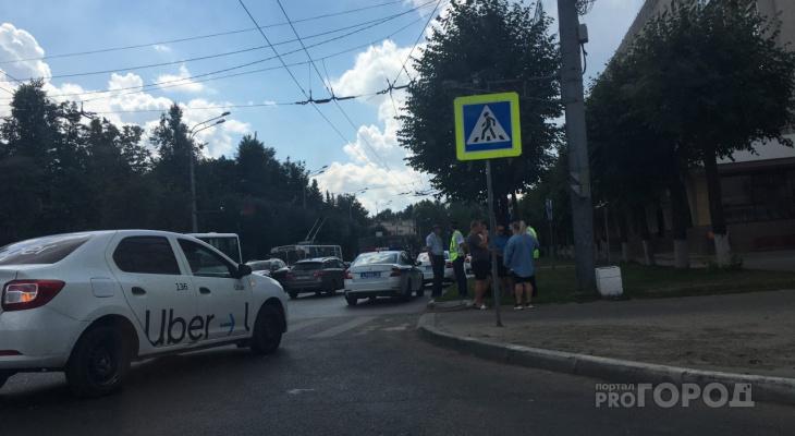 В Йошкар-Оле на Первомайской "семерка" столкнулась с такси: известно о пострадавших